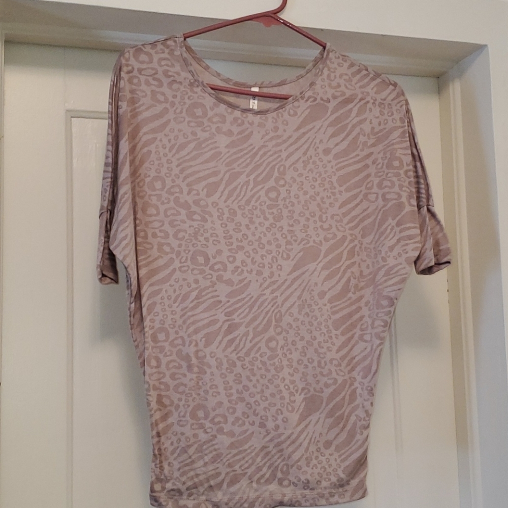 Tan print 3/4" sleeve shirt